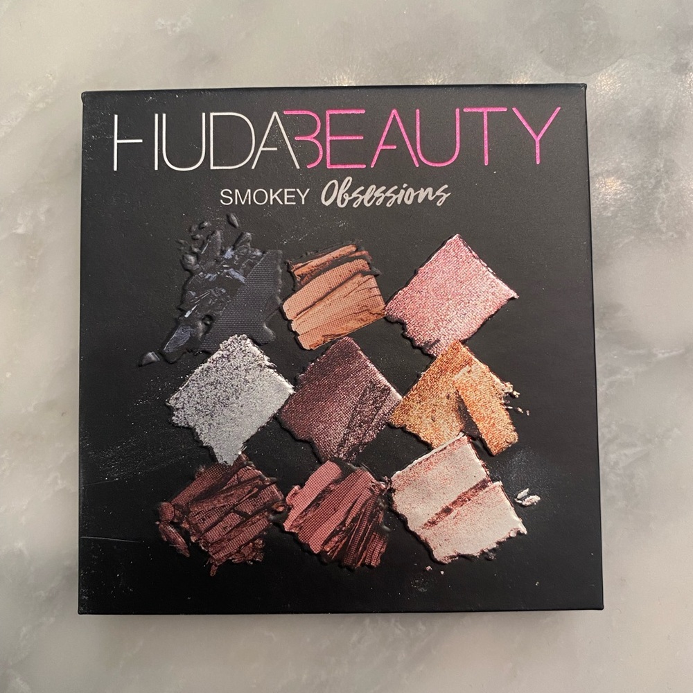 Huda Beauty Smokey Obsessions eyeshadow palette